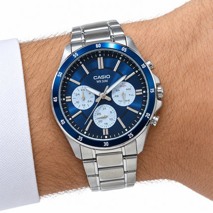 Orologio Casio MTP-1374D-2A3VDF blu con bracciale in acciaio indossato al polso