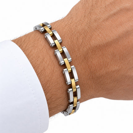  Bracciale bicolore argento e oro a maglie rettangolari indossato al polso maschile