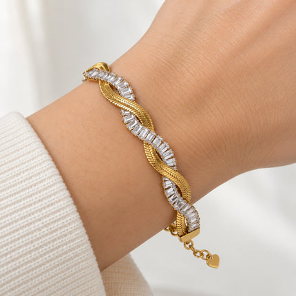 Bracciale intrecciato Gold indossato al polso.