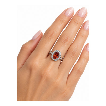 Anello Liu Jo con cristallo rosso indossato al dito in proporzione realistica misura 16
