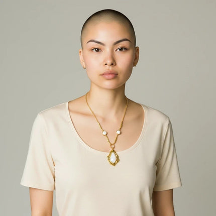 Collana donna Shelly in acciaio dorato e resina bianca indossata