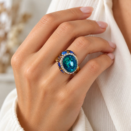 Anello donna rame dorato con cristallo verde indossato proporzione elemento 2 cm