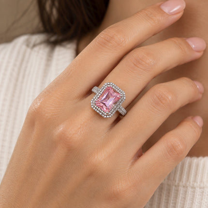 Anello Shelly con pietra rosa e zirconi bianchi indossato su mano femminile
