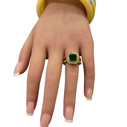 Anello Shelly dorato con cristallo verde indossato su mano femminile