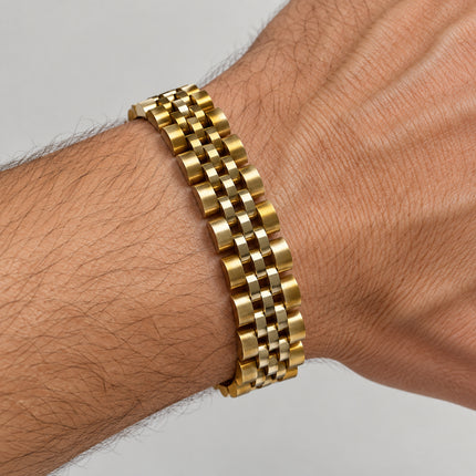 Bracciale in acciaio dorato da 21 cm indossato al polso