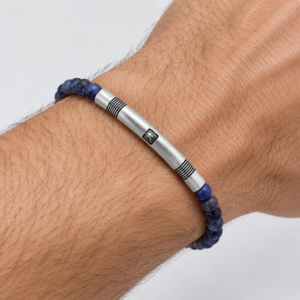 Bracciale uomo 2Jewels 231998 in acciaio 316L con sfere in sodalite blu indossato