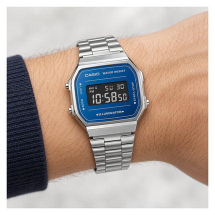 Orologio Casio A168WEM-2BEF turchese indossato al polso in scala realistica