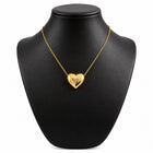 Collana donna con cuore dorato vintage presentata su espositore nero
