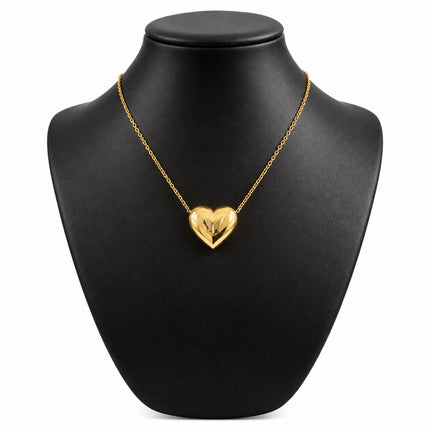 Collana donna con cuore dorato vintage presentata su espositore nero
