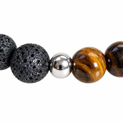 Dettaglio della sfera color argento tra le sfere nere porose e quelle lucide marrone-dorate.