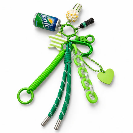 Portachiavi multi charms verde con catena cordini e moschettone vista diagonale