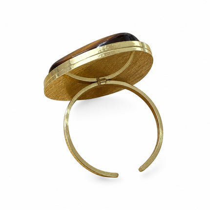 Retro dell'anello Shelly occhio di tigre con fascia aperta regolabile in acciaio dorato.