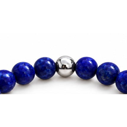 Sfera liscia color argento tra le sfere blu screziate del bracciale.