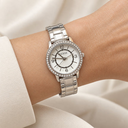  Orologio Guess Melody GW0468L1 da donna indossato al polso in scala 28 mm