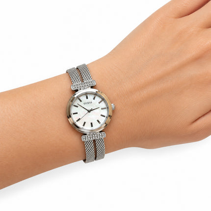 Orologio donna Guess Array GW0471L1 indossato al polso su sfondo bianco