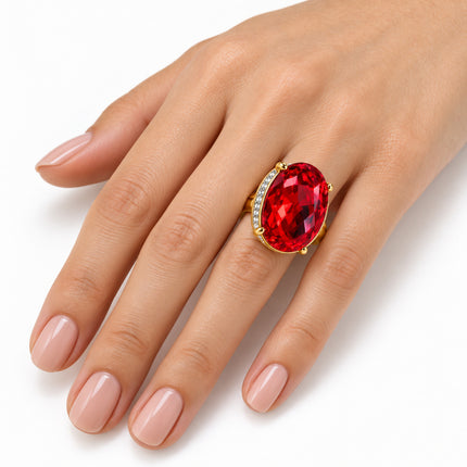 Anello Shelly con cristallo ovale rosso da 2,5 cm indossato su mano femminile