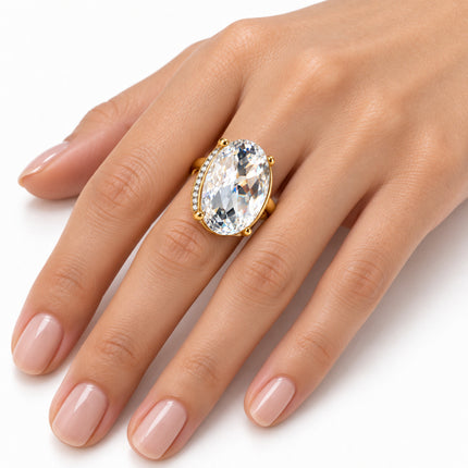 Anello Shelly con cristallo ovale bianco da 2,5 cm indossato su mano femminile