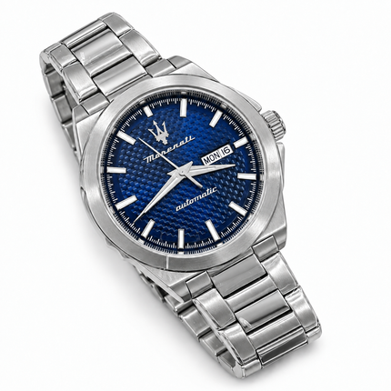 Orologio Maserati automatico in acciaio con quadrante blu testurizzato e bracciale, vista diagonale.