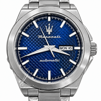 Dettaglio quadrante blu dell’orologio Maserati automatico in acciaio con logo e datario MON 16.