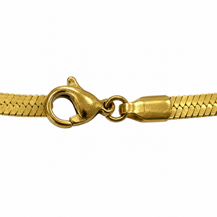Dettaglio della chiusura a moschettone della collana color oro
