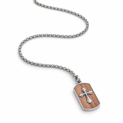 Collana uomo con piastrina effetto legno e croce vista a tre quarti