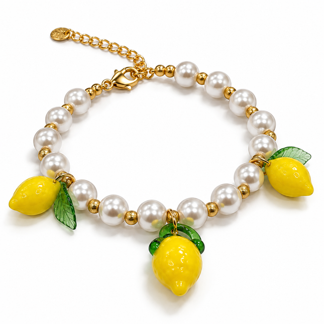 Bracciale con perle, dettagli dorati e limoni visto a tre quarti