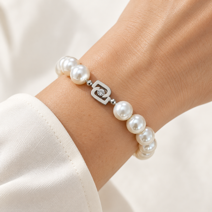 Bracciale Liu Jo con perle bianche e cristallo indossato al polso