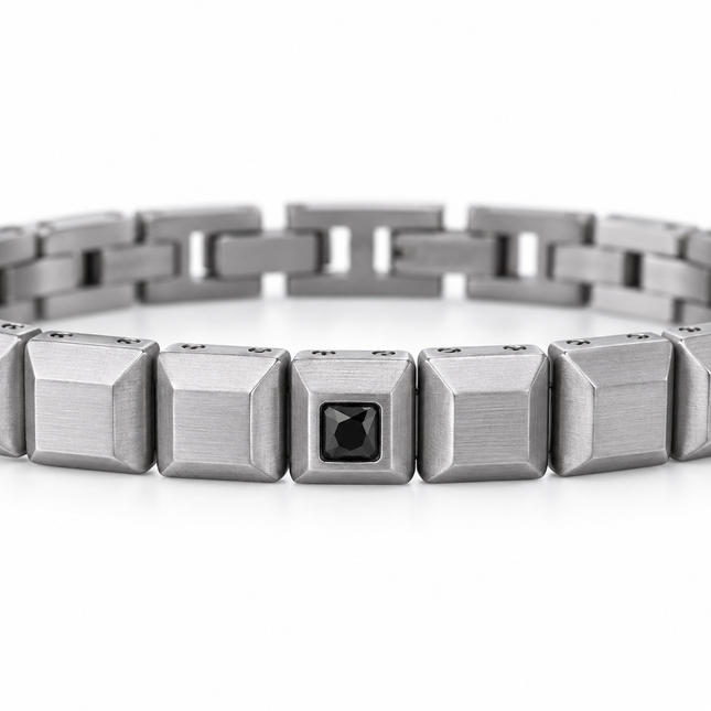 Dettaglio maglie geometriche e cristallo nero del bracciale 2Jewels