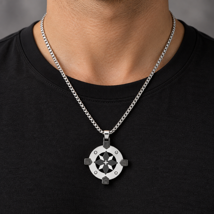 Collana 2Jewels 251367 con rosa dei venti indossata da uomo
