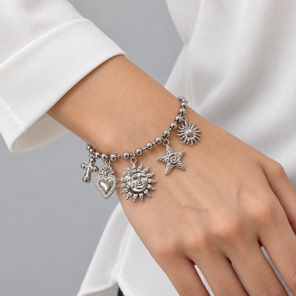 Bracciale Shelly in acciaio con charm indossato al polso