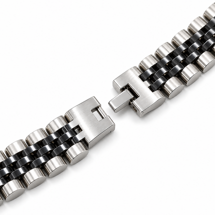 Dettaglio chiusura a scatto del bracciale in acciaio