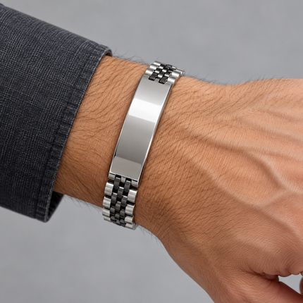 Bracciale bicolore con piattina indossato al polso