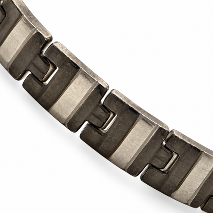 Dettaglio maglie rettangolari del bracciale color canna di fucile