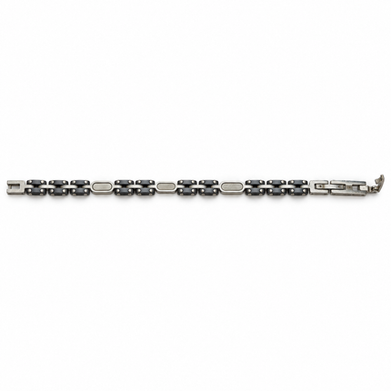 Bracciale uomo disteso con maglie geometriche e placchette satinate