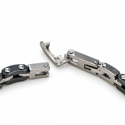 Dettaglio della chiusura meccanica a scatto del bracciale