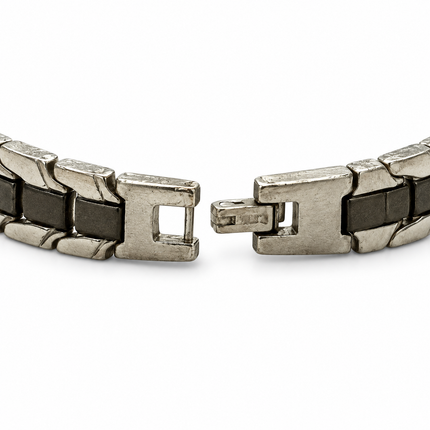 Dettaglio della chiusura meccanica a scatto del bracciale