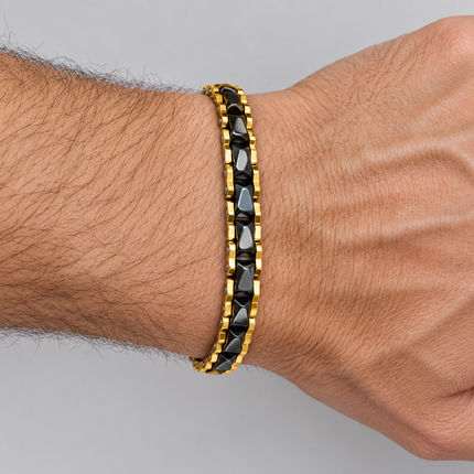 Bracciale uomo in acciaio nero e dorato indossato al polso – vista superiore