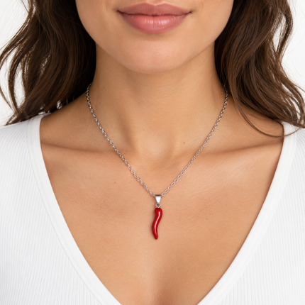 Collana Shelly con cornetto rosso indossata da donna