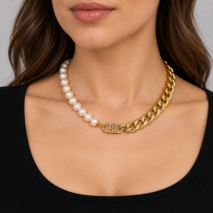 Collana donna Liu Jo LJ1990 con perle e catena dorata indossata
