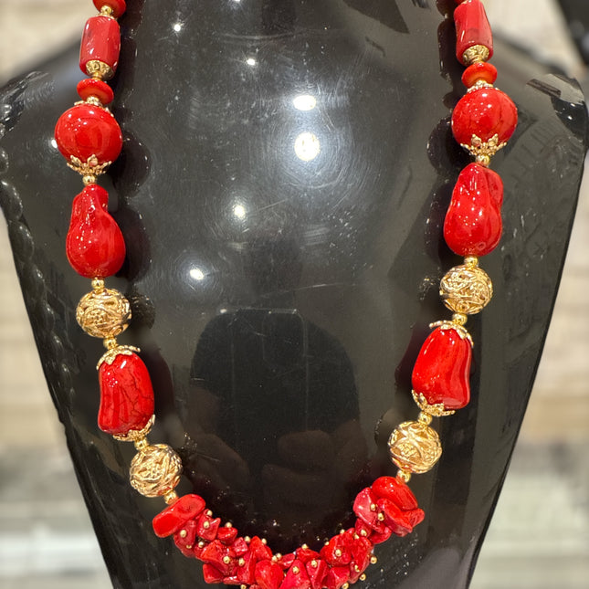Collana statement rossa effetto corallo con sfere dorate, elegante cerimonia