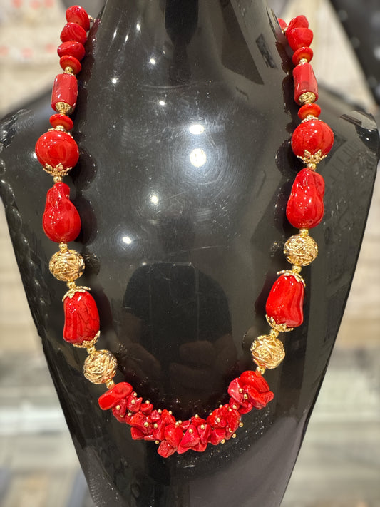 Collana statement rossa effetto corallo con sfere dorate, elegante cerimonia