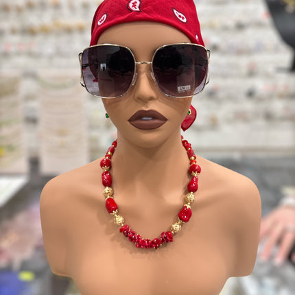 Collana statement rossa effetto corallo con sfere dorate, elegante cerimonia
