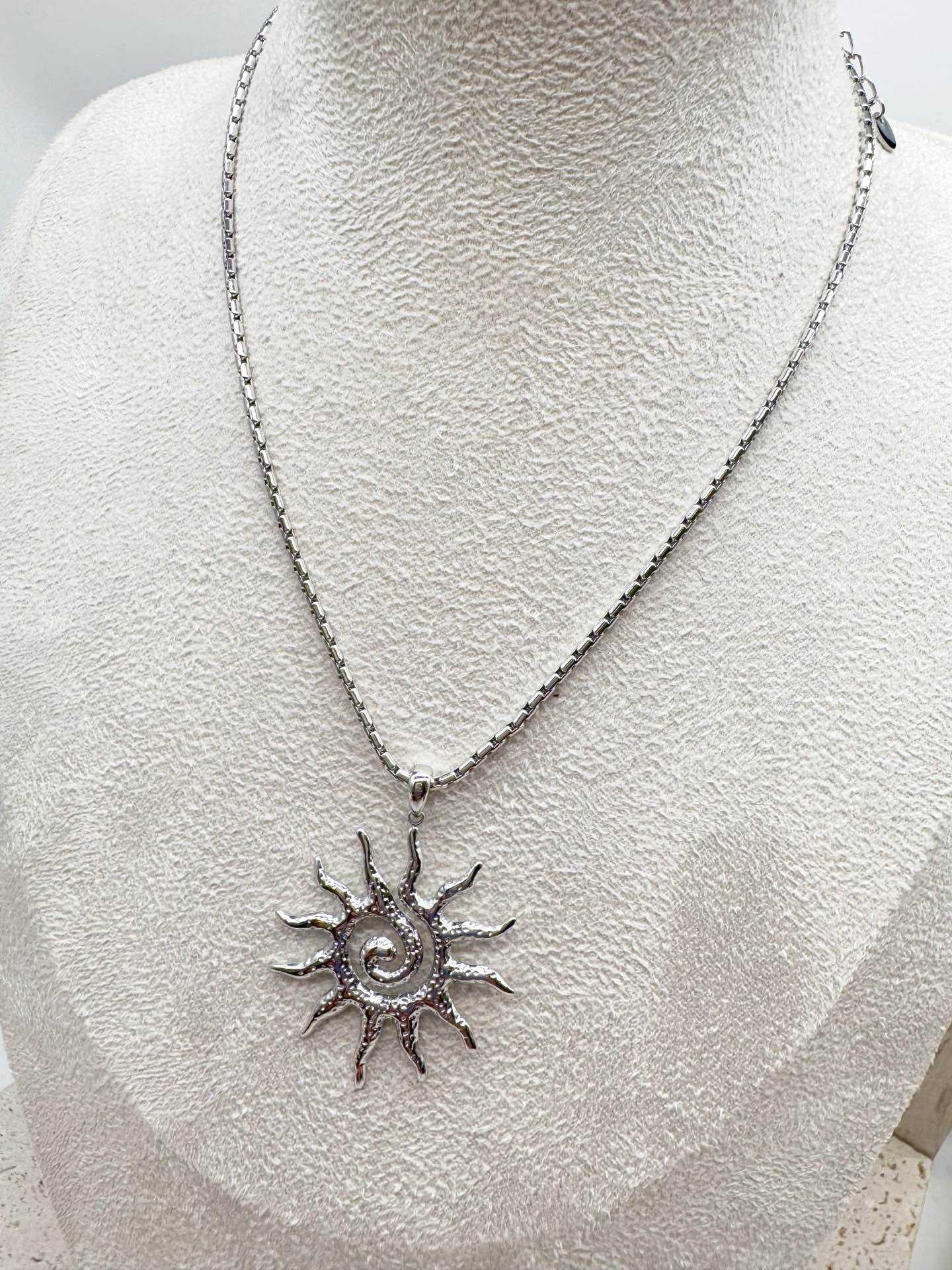 Collana con ciondolo sole spiralato – galvanizzata oro o argento