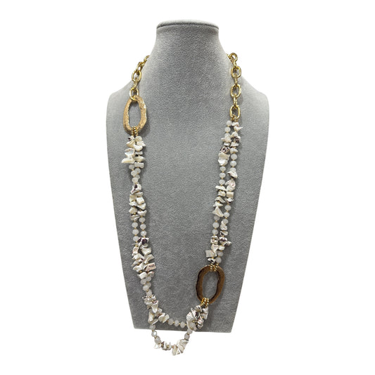 Collana lunga con pietre irregolari, dettagli dorati e anelli decorativi