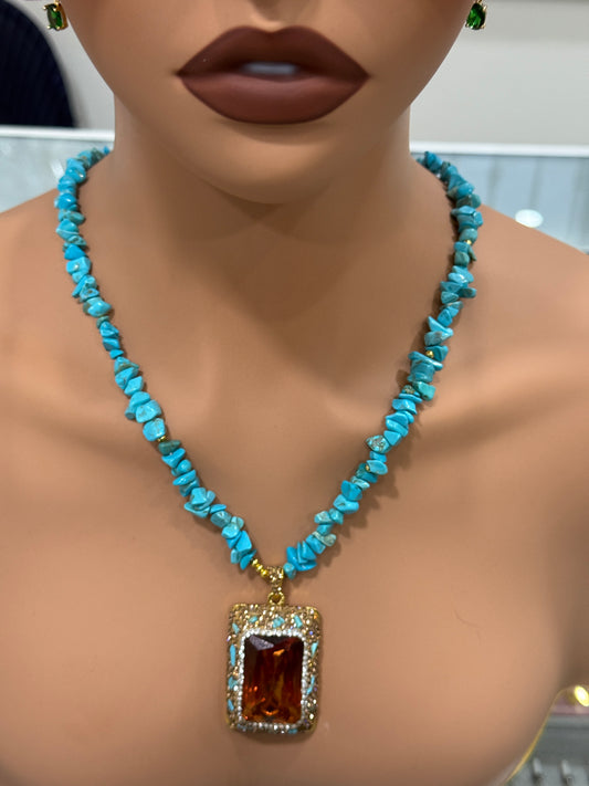 Collana artigianale con pietre turchesi e pendente centrale in stile barocco