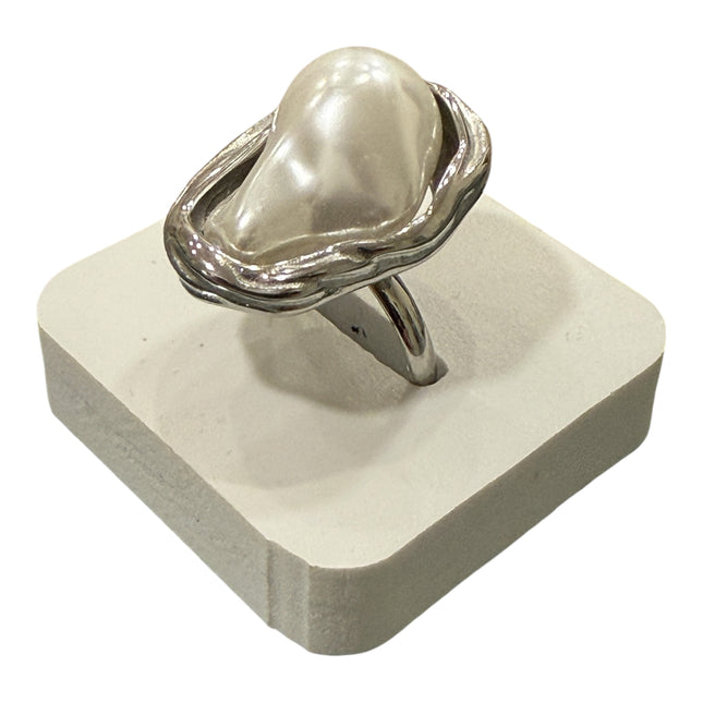 Anello regolabile con maxi perla barocca effetto scultura – Colore argento