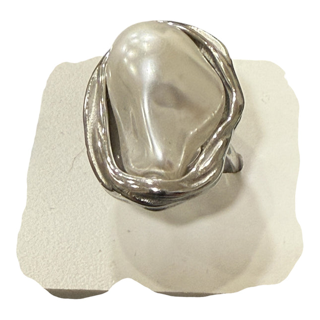 Anello regolabile con maxi perla barocca effetto scultura – Colore argento
