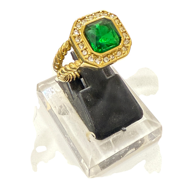 Anello in acciaio dorato con cristallo verde e zirconi – Misura 16,5