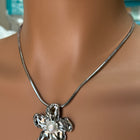Collana con Pendente Floreale in Acciaio Lucido e Perla Centrale