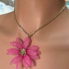 Collana Dorata con Pendente Floreale in Resina Rosa